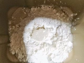 3、榴莲披萨,将饼底材料除黄油外按下层液体，中层粉体，上层酵母的顺序放入面包机，盐和糖要分开放两个角上，成光滑面团后加入黄油继续揉面，揉到扩展阶段就可以了