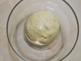 4、榴莲披萨,把面团放入干净的盆中，盖上保鲜膜发酵到两倍大，拿出；来排气