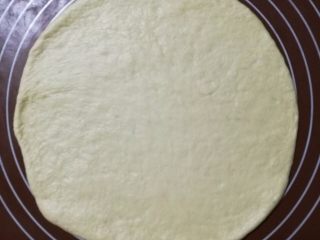 6、榴莲披萨,松弛好的面团擀成模具大小的圆形