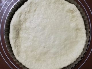 7、榴莲披萨,放入模具中