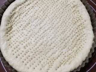 8、榴莲披萨,用餐叉在饼皮上扎很多小洞洞