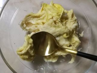 9、榴莲披萨,取榴莲果肉，用勺子压碎，涂一层厚厚的在饼皮上