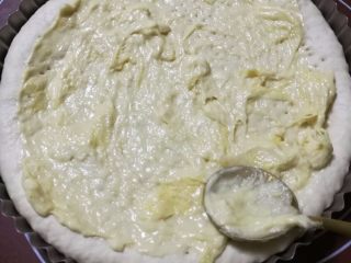 10、榴莲披萨,用勺子推平整