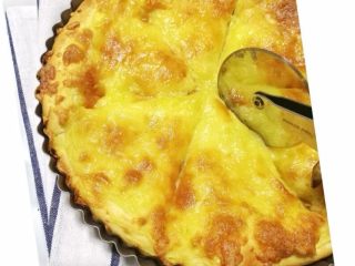 12、榴莲披萨,烤箱上下火200度预热十分钟，预热好后披萨放烤箱中层