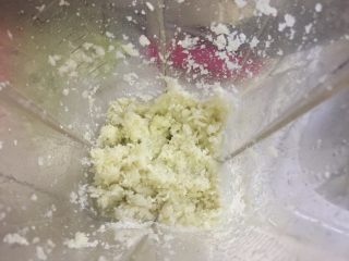 2、花菜底迷你披萨,放入料理机中搅拌成颗粒状