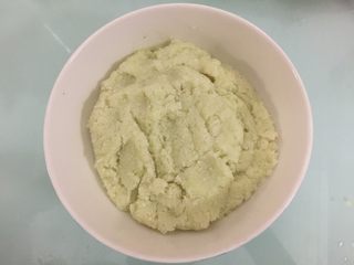 3、花菜底迷你披萨,把花菜粒放入微波炉中叮3分钟（时间根据量多少调整）