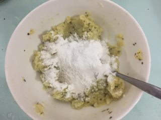 6、花菜底迷你披萨,因为花菜量少了点，我还加了点面粉拌匀，量多就不用加粉