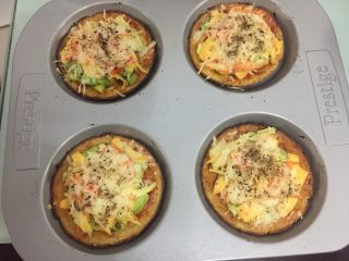 14、花菜底迷你披萨,放入预热好的烤箱200度再烤6分钟左右