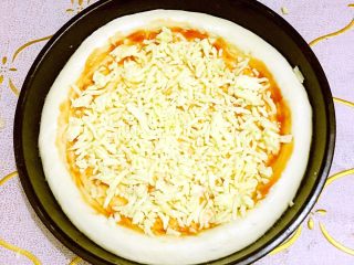 8、火腿披萨-一个专属于火腿的part????,铺上满满的芝士碎或者芝士条，喜欢芝士的可以多放点，不喜欢可以少放点，我就是很豪的芝士迷????