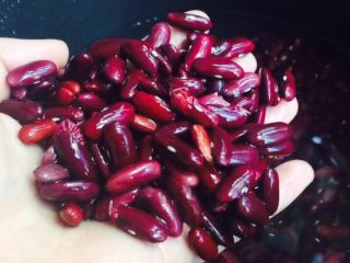 1、手工月饼豆沙馅（高油糖版）,腰豆500克，清洗干净，豆沙类的制作可选用（红豆，绿豆等豆类），这种长长的腰豆制作出来的豆沙也是非常好吃！