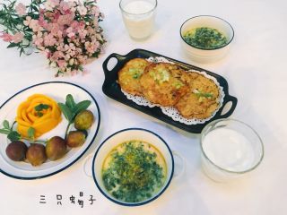 3、坚持做早餐的200天,土豆丝煎饼&酸奶&香葱蒸蛋&芒果
