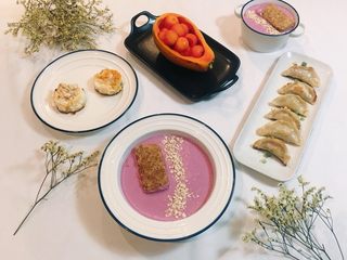 31、坚持做早餐的200天,火龙果思慕雪～煎饺～木瓜