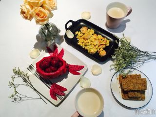 32、坚持做早餐的200天,虾仁炒蛋～火龙果～奶茶～麦片