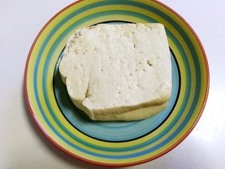 1、皮蛋拌豆腐,大豆腐一块。