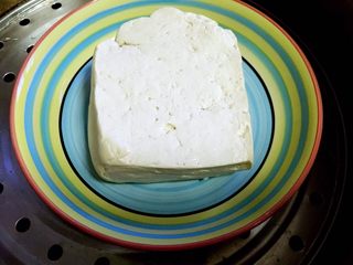 2、皮蛋拌豆腐,大豆腐上蒸锅蒸十分钟。