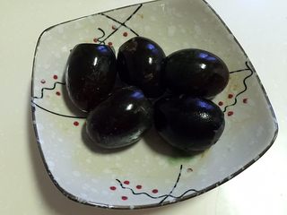 3、皮蛋拌豆腐,皮蛋去皮洗净。