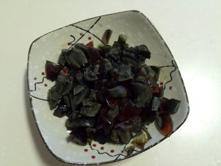4、皮蛋拌豆腐,皮蛋切小块。