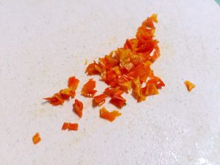 6、皮蛋拌豆腐,红椒切碎。