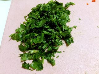 7、皮蛋拌豆腐,香菜切末。