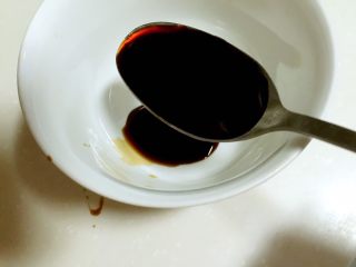 8、皮蛋拌豆腐,酱油放入碗中。