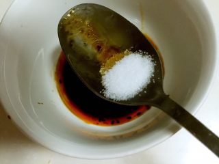 11、皮蛋拌豆腐,放盐后调匀。