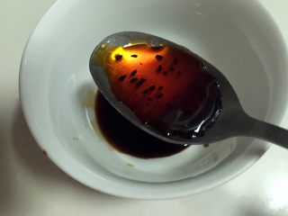 9、皮蛋拌豆腐,倒入辣椒油。