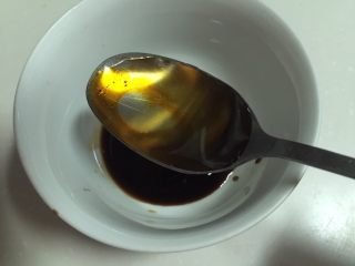 10、皮蛋拌豆腐,倒入材料油。