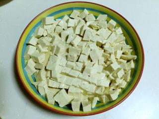 12、皮蛋拌豆腐,豆腐晾温后切小块。