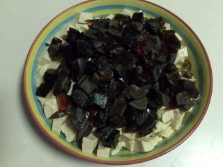 13、皮蛋拌豆腐,上面铺皮蛋丁。