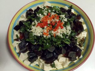 14、皮蛋拌豆腐,放香菜末、蒜末、红椒碎。