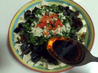 15、皮蛋拌豆腐,淋入调料汁即可。