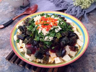 16、皮蛋拌豆腐,成品图。