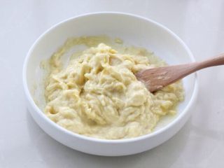 5、芝士榴莲披萨,利用烤制饼底的时间取出榴莲果肉，去核后用勺子捣碎备用。