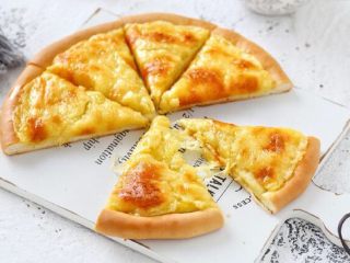 10、芝士榴莲披萨,趁热切开就会有拉丝的效果哦！