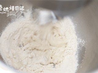 1、当笨笨的小熊成为披萨的元素，别说是宝宝了，妈妈都被可爱到了,披萨底材料中除玉米油以外的所有食材混合，揉成光滑的面团。（注意液体放最底部，粉类放最上面，盐和糖对角放入，酵母挖一个坑放入，因为盐会抑制酵母发酵）