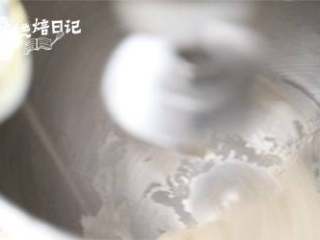 2、当笨笨的小熊成为披萨的元素，别说是宝宝了，妈妈都被可爱到了,面团揉至光滑表面以后，加入玉米油继续揉至扩展阶段。（切割一小块面团，轻轻用两个手指撑开出薄膜，薄膜破洞口成锯齿状），将面团进行一次发酵。发酵至两倍大。