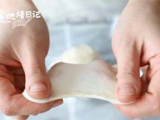 3、当笨笨的小熊成为披萨的元素，别说是宝宝了，妈妈都被可爱到了,面团揉至光滑表面以后，加入玉米油继续揉至扩展阶段。（切割一小块面团，轻轻用两个手指撑开出薄膜，薄膜破洞口成锯齿状），将面团进行一次发酵。发酵至两倍大。