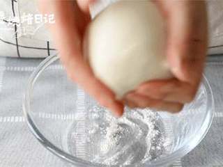 4、当笨笨的小熊成为披萨的元素，别说是宝宝了，妈妈都被可爱到了,面团揉至光滑表面以后，加入玉米油继续揉至扩展阶段。（切割一小块面团，轻轻用两个手指撑开出薄膜，薄膜破洞口成锯齿状），将面团进行一次发酵。发酵至两倍大。