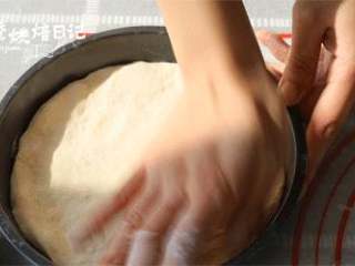 7、当笨笨的小熊成为披萨的元素，别说是宝宝了，妈妈都被可爱到了,撒些干粉，将饼底的面团用擀面杖擀成圆形，压入披萨盘中。