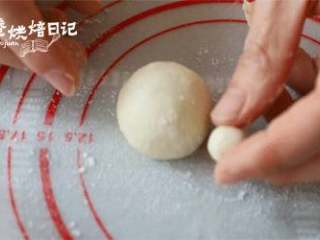 8、当笨笨的小熊成为披萨的元素，别说是宝宝了，妈妈都被可爱到了,将小熊的脸，耳朵面团搓成圆形，装饰在饼底上。