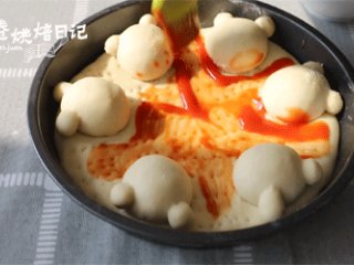 11、当笨笨的小熊成为披萨的元素，别说是宝宝了，妈妈都被可爱到了,刷上番茄酱，撒上芝士条。