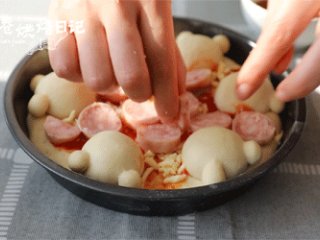 12、当笨笨的小熊成为披萨的元素，别说是宝宝了，妈妈都被可爱到了,香肠切片，撒在上面。