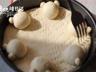 10、当笨笨的小熊成为披萨的元素，别说是宝宝了，妈妈都被可爱到了,在饼底上用叉子戳洞，发酵20分钟左右。