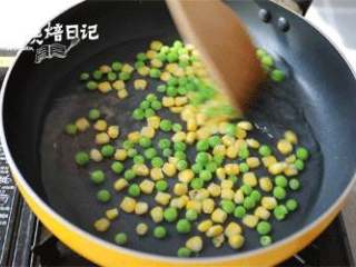 13、当笨笨的小熊成为披萨的元素，别说是宝宝了，妈妈都被可爱到了,将玉米粒、青豆粒用水煮熟，撒在上面。