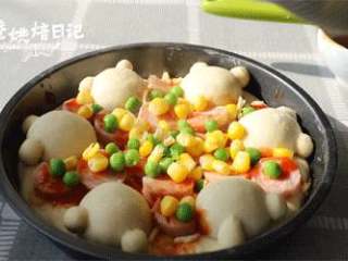 14、当笨笨的小熊成为披萨的元素，别说是宝宝了，妈妈都被可爱到了,将玉米粒、青豆粒用水煮熟，撒在上面。