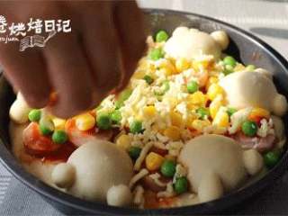 15、当笨笨的小熊成为披萨的元素，别说是宝宝了，妈妈都被可爱到了,撒上芝士条，放入烤箱，中层200度上下火烤20分钟。烤制10分钟左右加盖锡纸，防止上色严重。