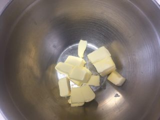 1、玛格丽特饼干,黄油切小块室温软化至用手指按压可以变形的状态。