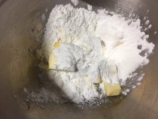 2、玛格丽特饼干,筛入糖粉和盐。