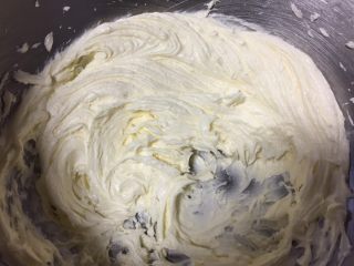 3、玛格丽特饼干,打发至颜色变浅，体积膨胀变大。