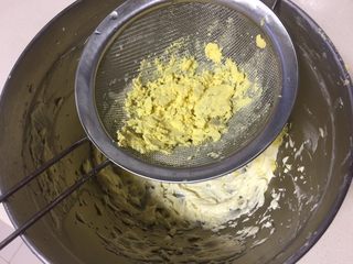 4、玛格丽特饼干,筛入熟蛋黄。鸡蛋煮的老一点，比较容易过筛。